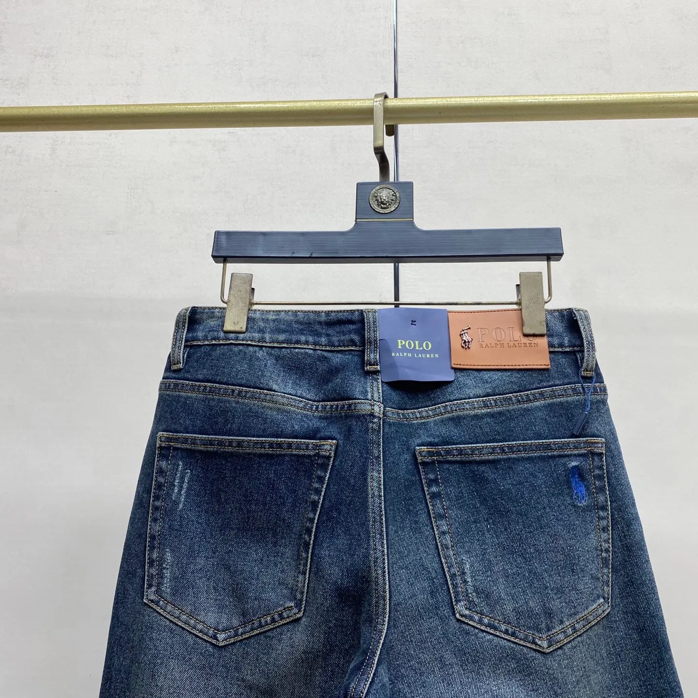 P220 2025 Autumn and Winter European Counter New Style, Super A Purchasing Level Overseas Trading Company Order Source, Top Original High-end Men's Customized Fashion Slim Small Straight Jeans 999～6 Color: Heavy craftsmanship, fried sand and water, picture color Size: 29-40 Fabric: Denim washed jeans! Luxurious experience. Customer-supplied trade channel. The simple and charming classic trousers are made of customer-supplied denim. The texture is thick, comfortable and breathable. The high-quality tailoring is top-notch, and the overall design is very refined. The cuffing design on the inside and outside is perfect, and the use of poly-strand mechanical needle edge-sealing technology highlights the brand's luxurious inner charm. The brand logo is full and thick, and the chiseled buttons are thick and rigorous, bringing a new fashion taste to this mediocre trousers!  Excipients: Complete with three standards